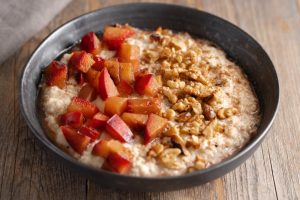 PORRIDGE DE AVENA CON MANZANA, NUECES Y CANELA