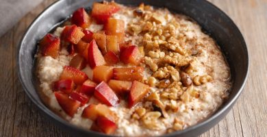 PORRIDGE DE AVENA CON MANZANA, NUECES Y CANELA